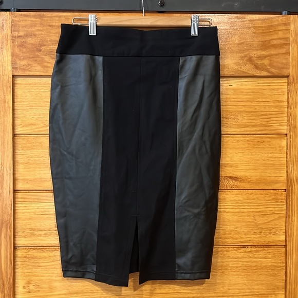 Black faux leather pencil skirt - Picture 2 of 4